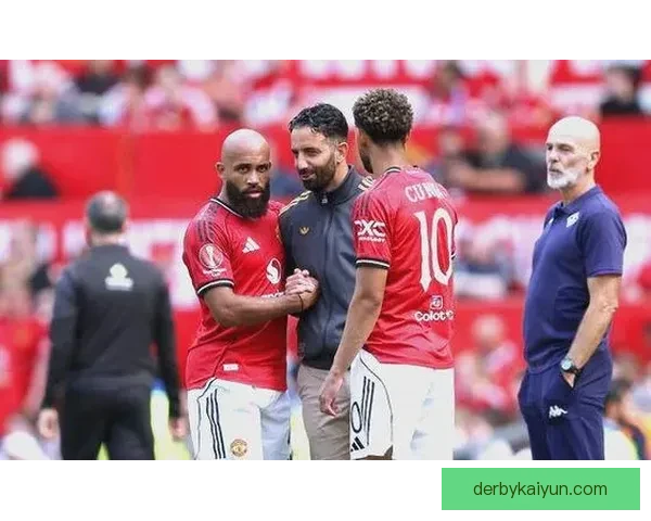 曼联转会策略解析：引援方向与建队思路持续优化